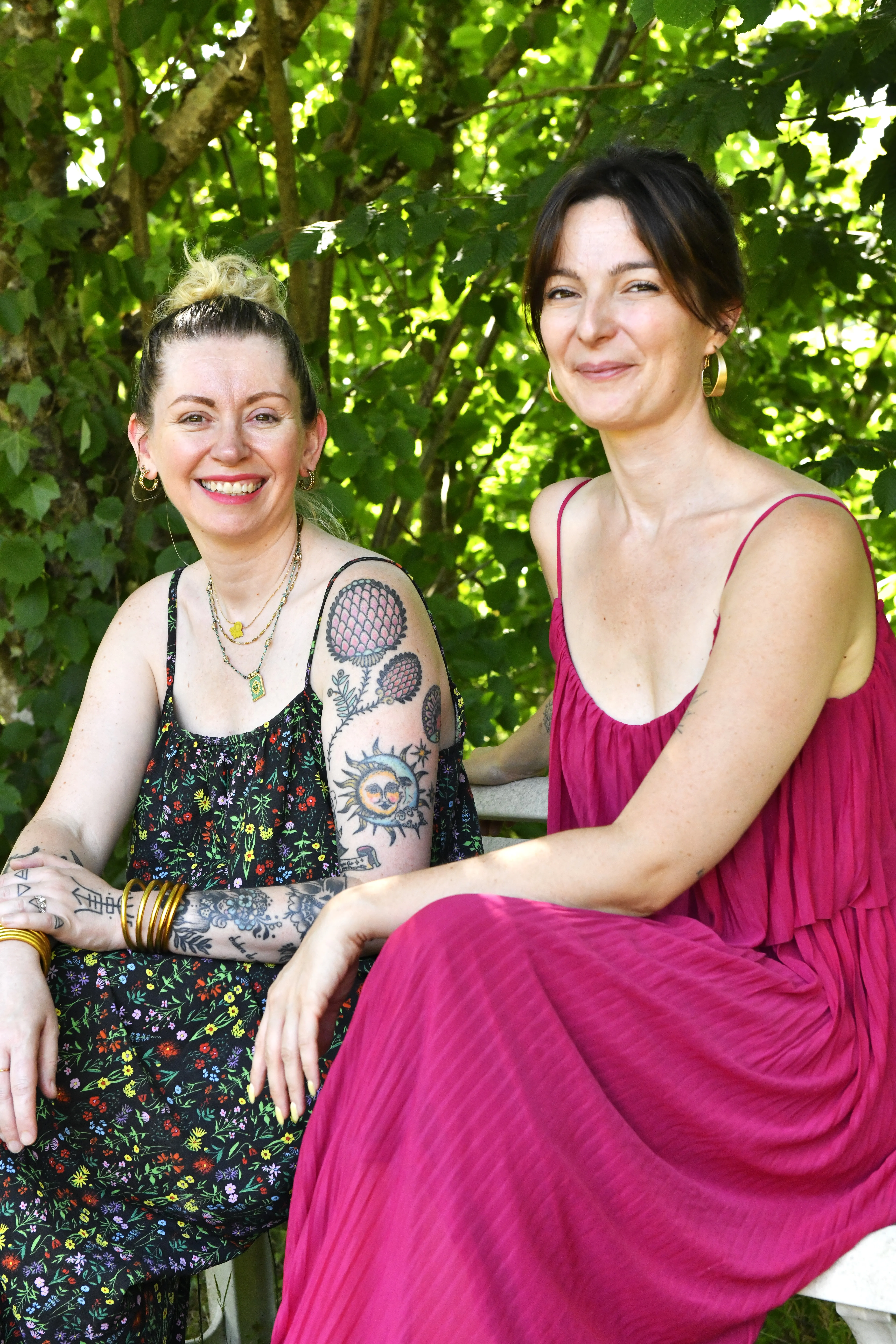 Edwige et Marion souriantes, assises dans le jardin