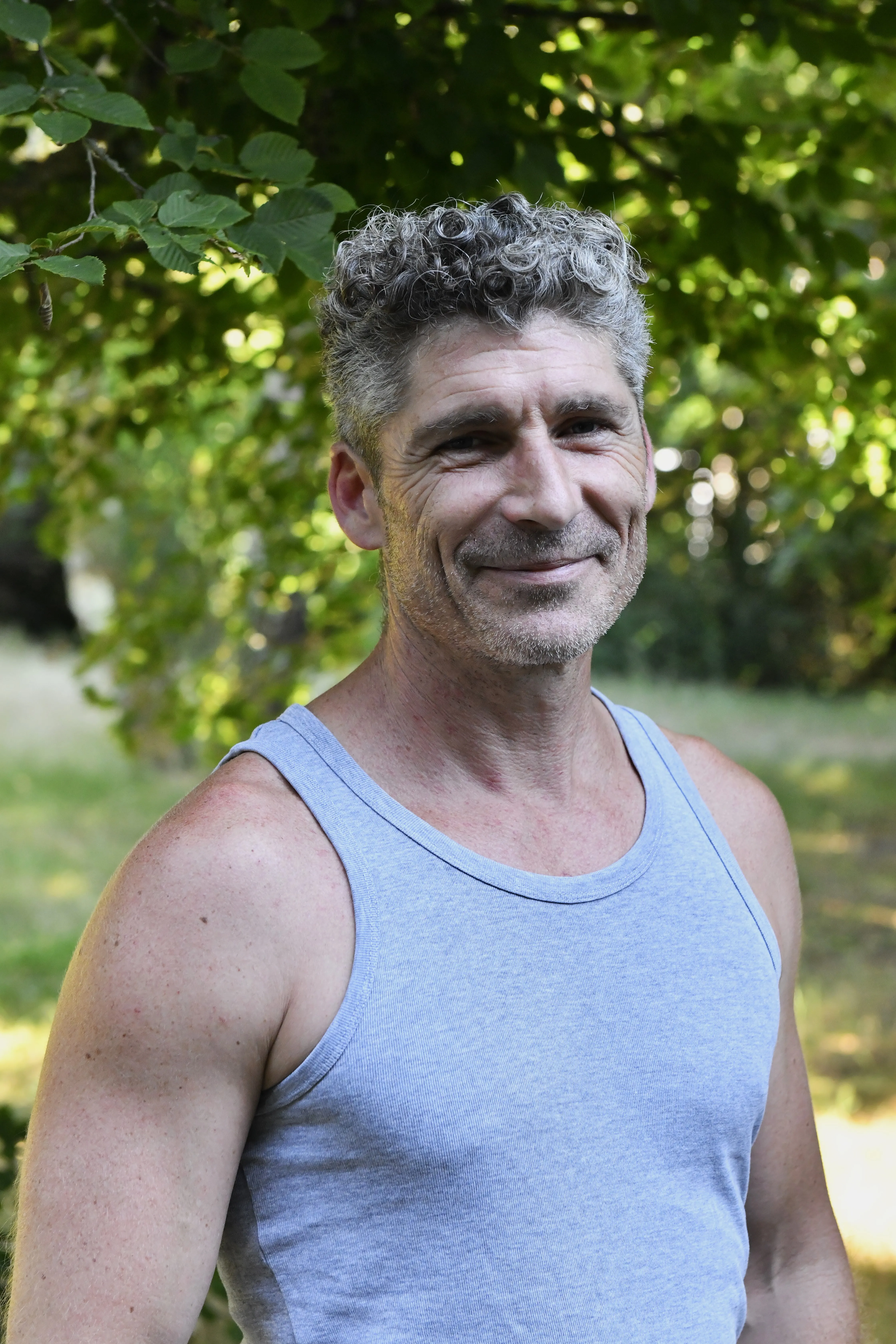 Portrait souriant sous les arbres du jardin
