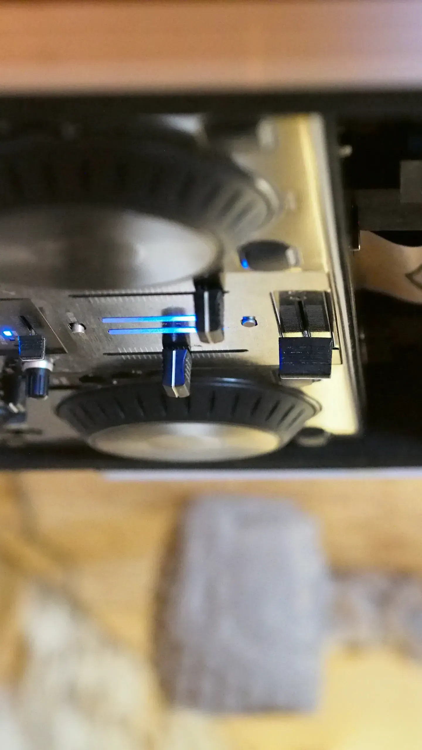Table de mixage et matériel sono pour événements au Chat qui Médite