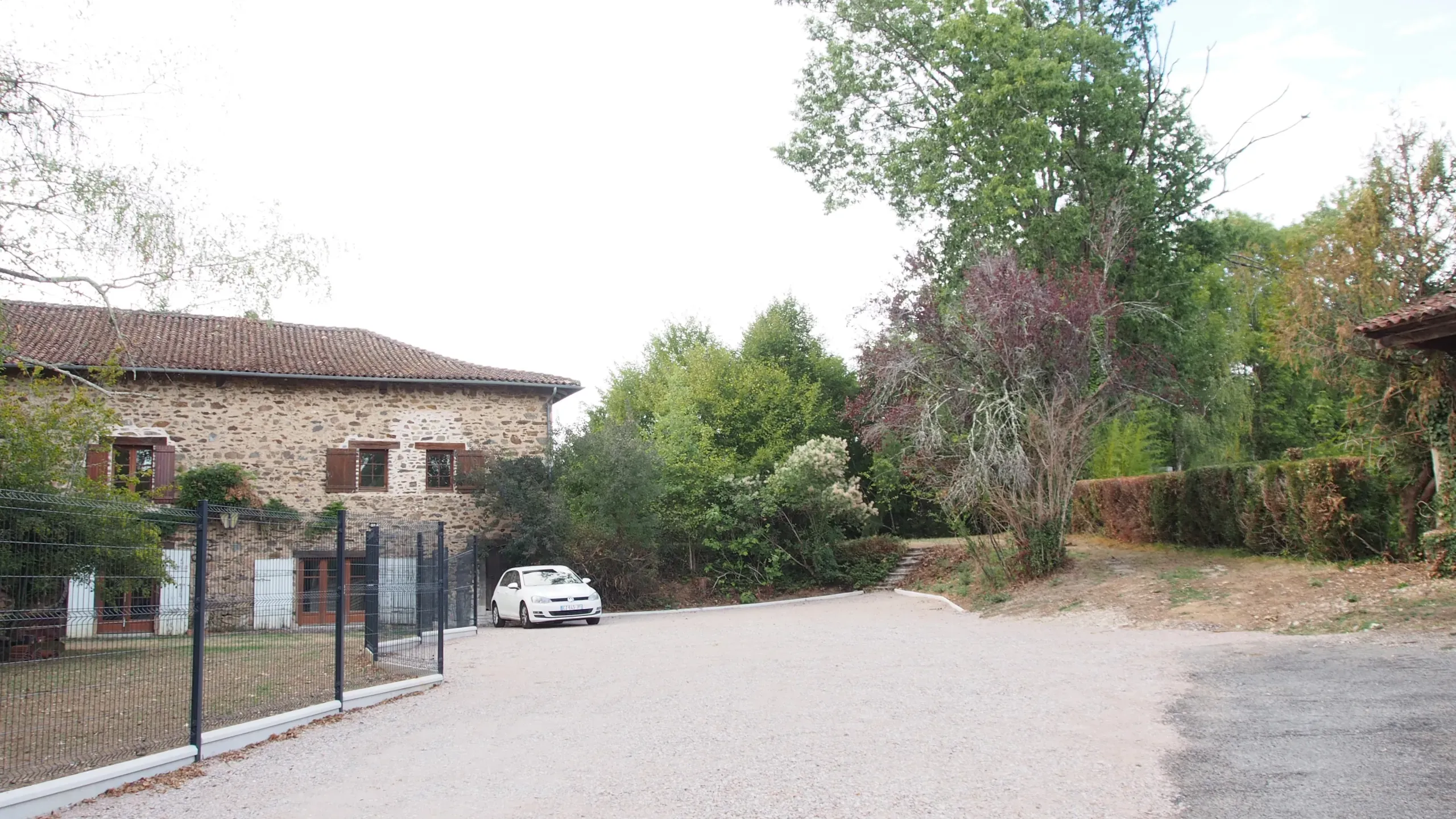 L’entrée de la grange du Chat Qui Médite, à Boisseuil