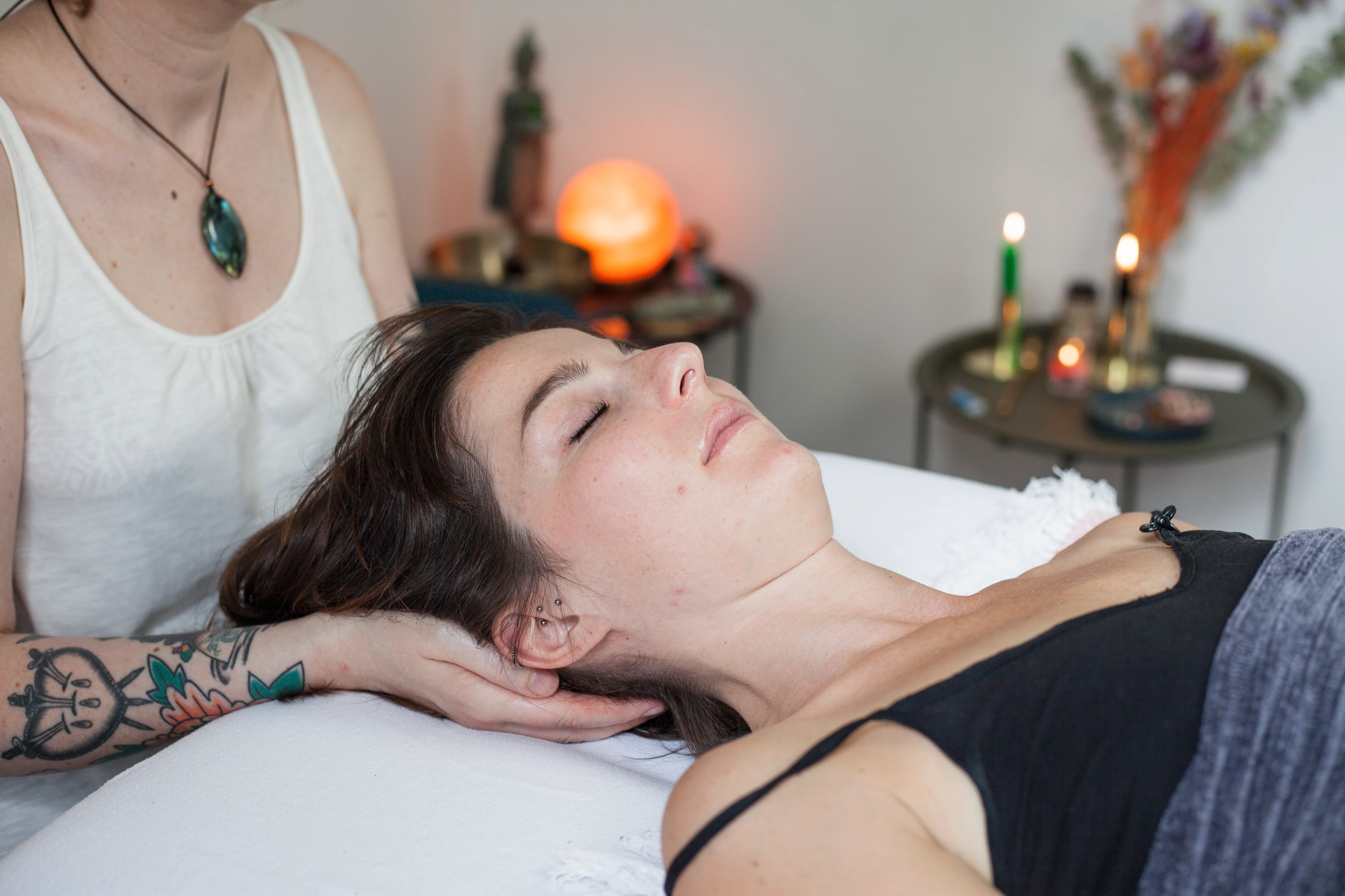 Séance d’accompagnement individuel, mains posées sous la tête