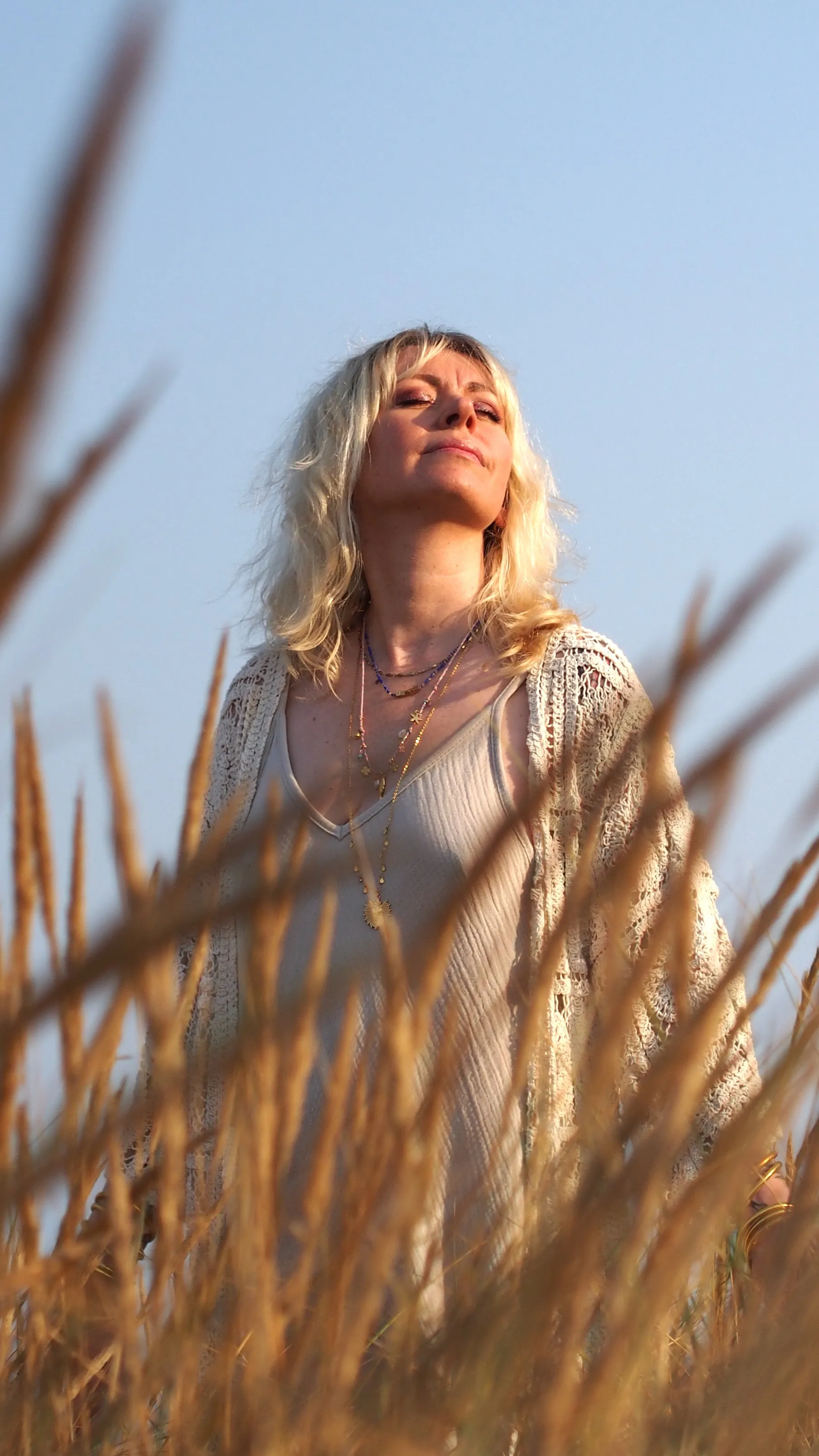 Edwige de profil dans les herbes hautes à la golden hour