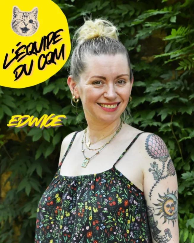 Edwige Gissinger-Mazabraud souriante devant la végétation, l’équipe du Chat Qui Médite