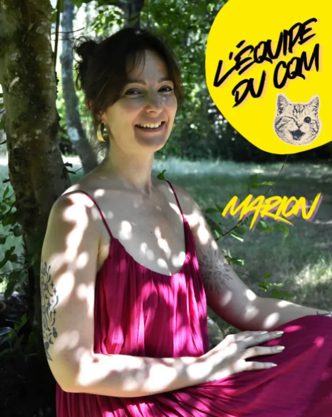 Marion Aubreton souriante, assise sous les arbres, l’équipe du Chat Qui Médite
